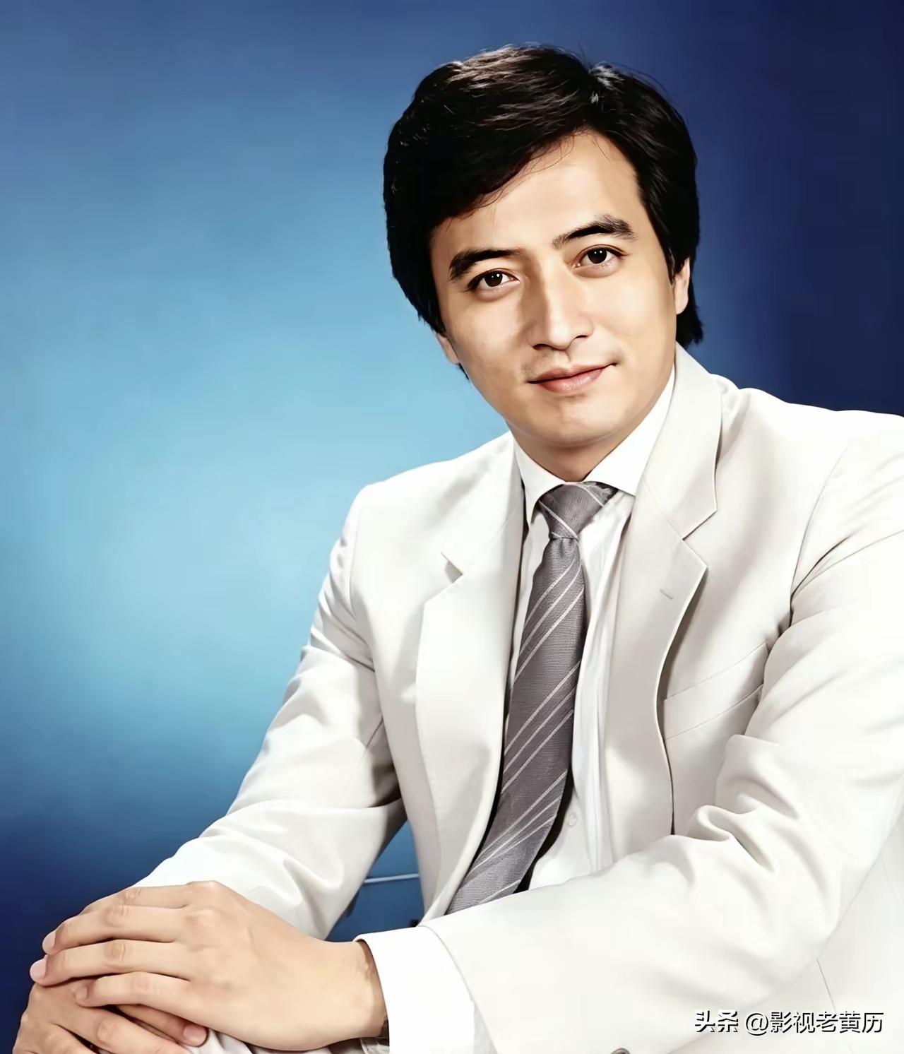 香港演员黎汉持
长相帅气，高大威猛，亦正亦邪，年轻时候绝对是女人心中的白马王子。