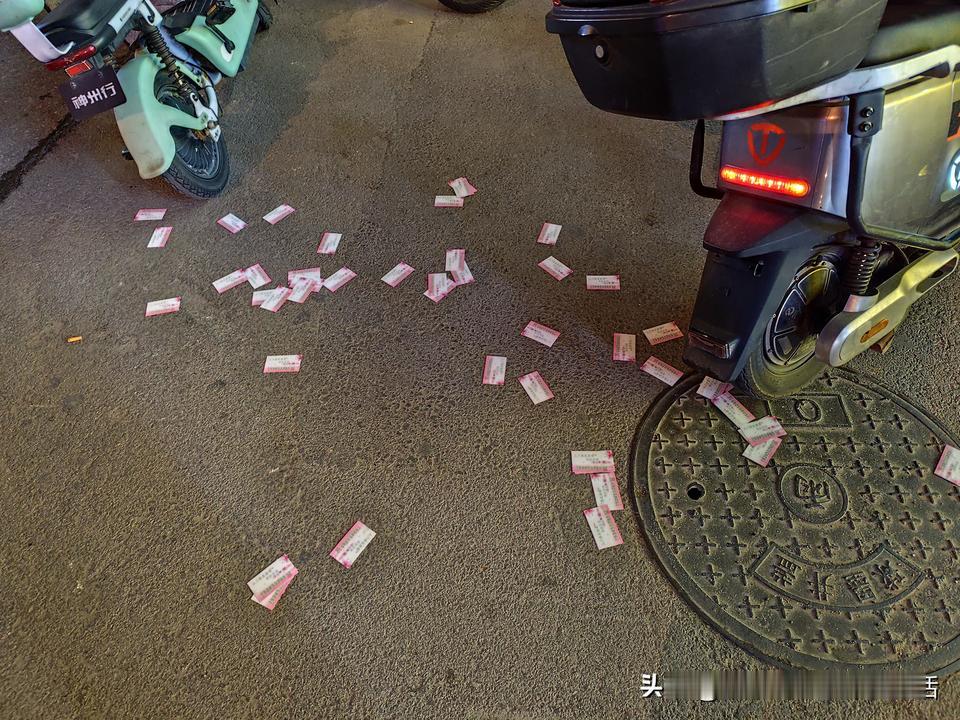 国庆节过后，随着警察监控力度减弱，小卡片如雨后春笋般出现在酒店周边。
身为酒店保