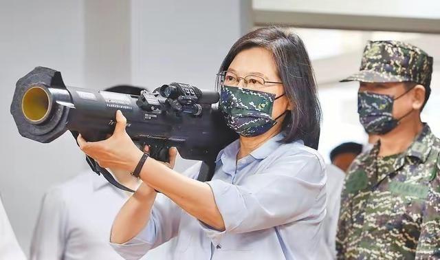 岛内终于有人把风险摊开讲了！台湾青年联合会理事长何溢诚曾发文写道：“万一大陆要对