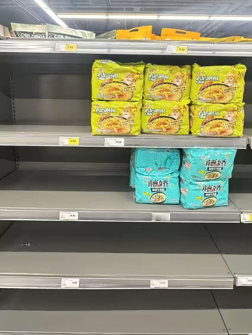万万没想到，

一场台风，

把最难吃的方便面口味筛选出来了。

看到超市被抢购