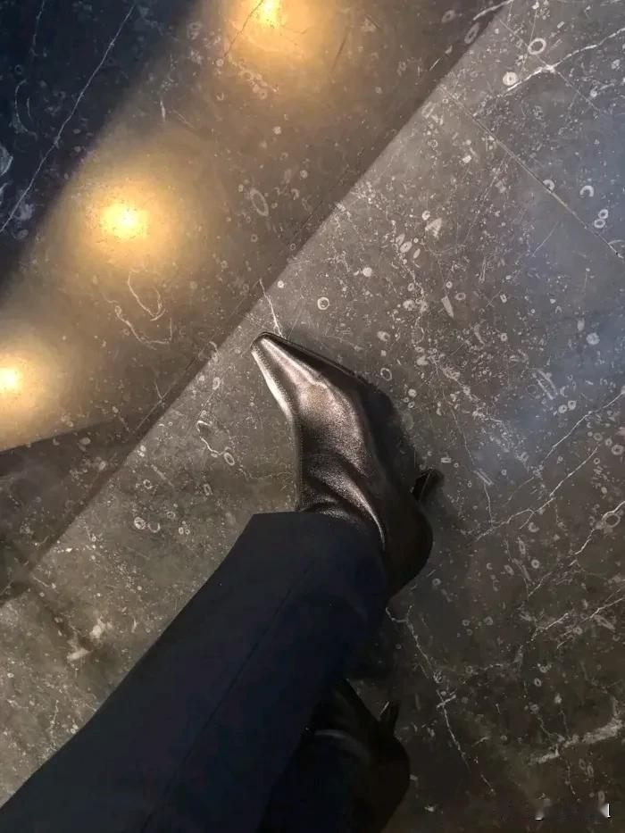 从小看老妈就是干脆利落的大女生，老爸把她看成掌上明珠，爷爷奶奶做饭搭理家务，在这