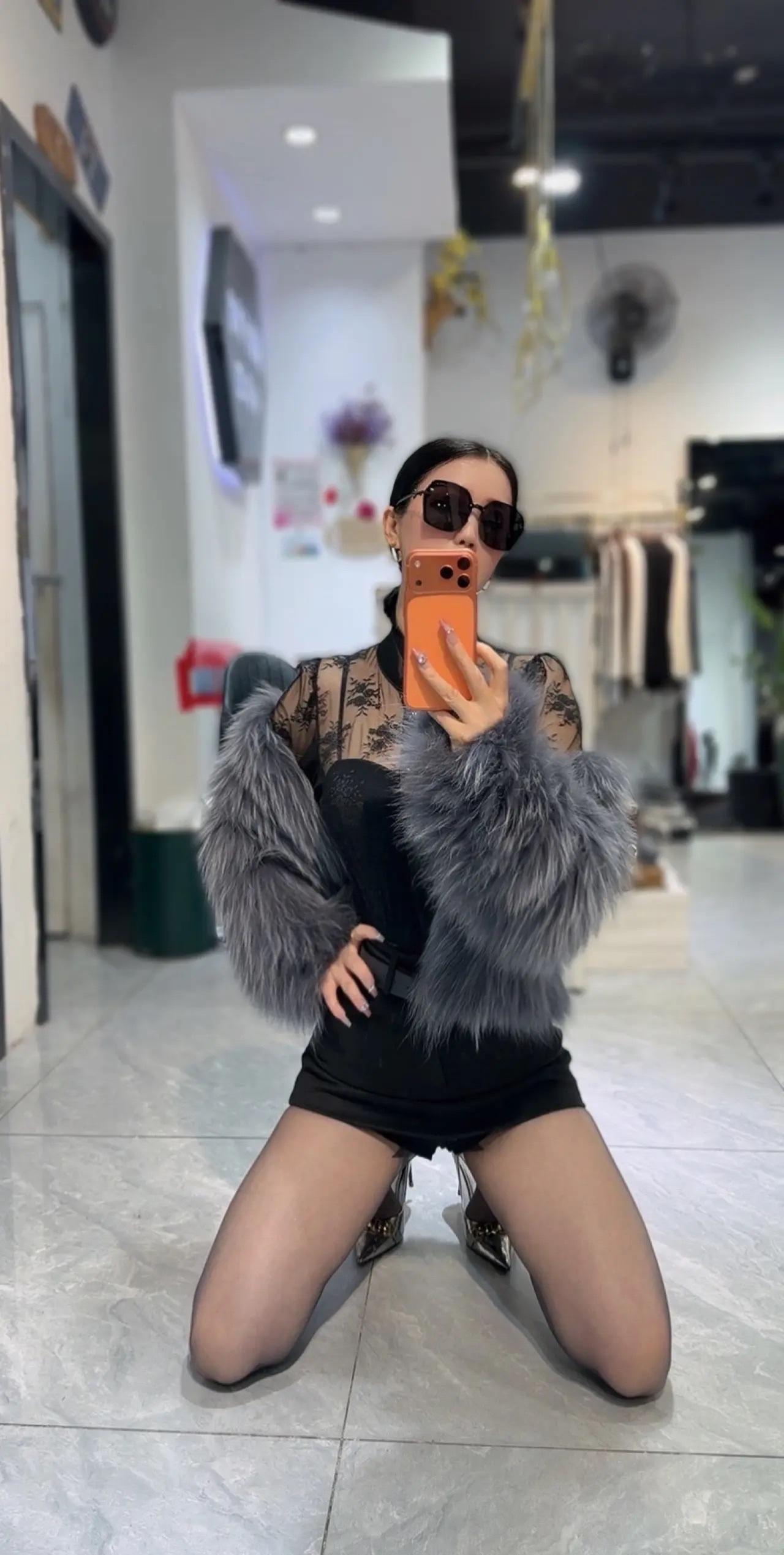 时尚穿搭指南：黑色连衣裙+墨镜，尽显都市风范！