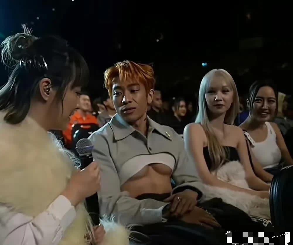 真是污眼睛啊，现在有的歌手这么博眼球吗？ 