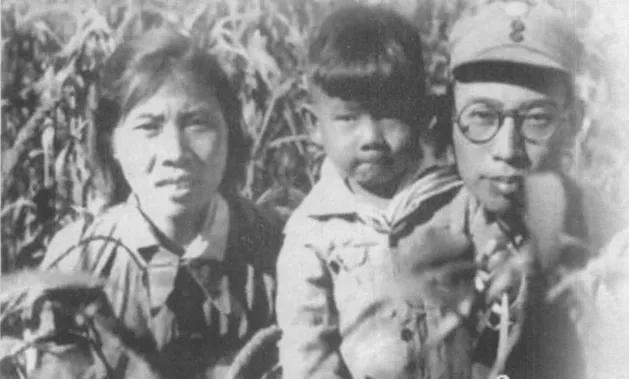 新婚夜丈夫逼问妻子站哪边 十年后重逢竟当众推开她

1938年抗大宿舍上演离奇一