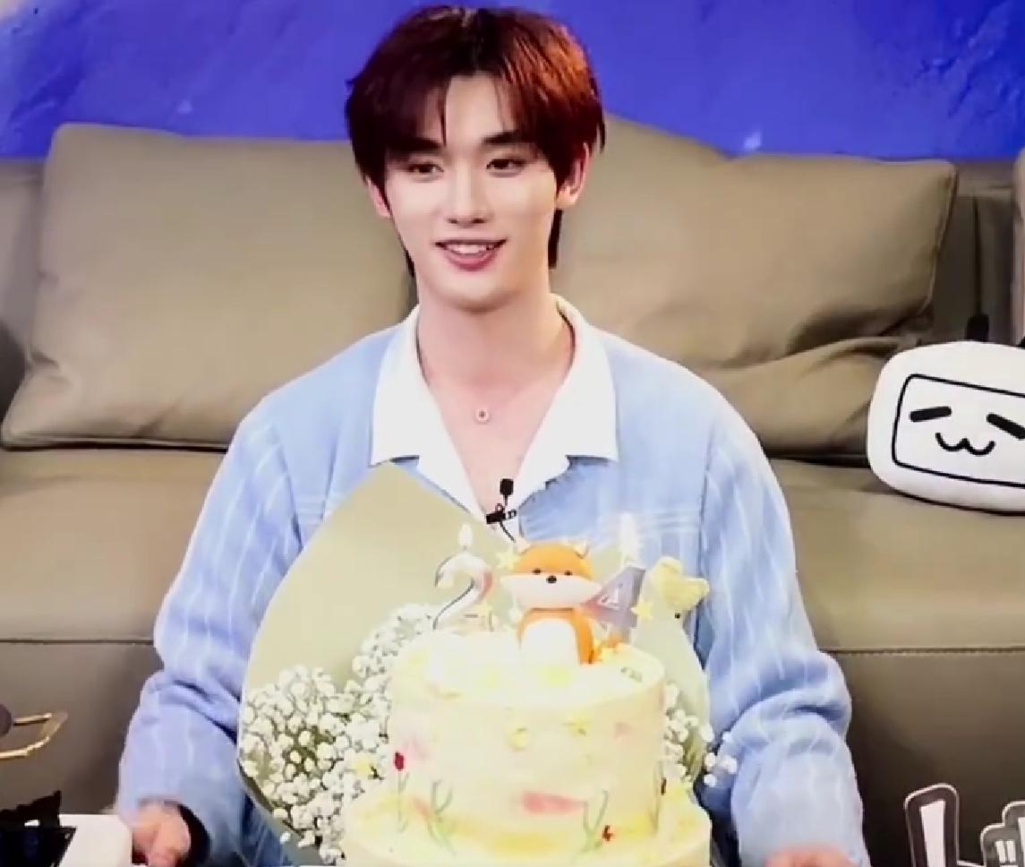 丁程鑫生日直播无队友连线 时代少年团单飞传闻引热议
丁程鑫生日直播全程独自出镜、