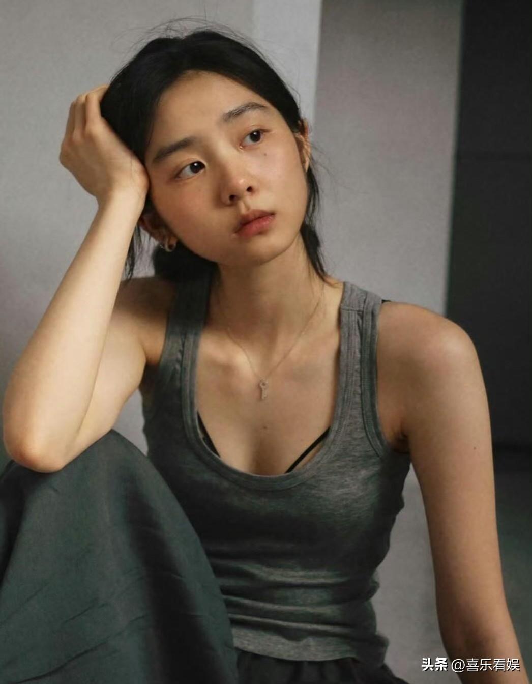 20岁黄多多，近照流出！
 
6月10号，黄磊的大女儿黄多多又冲上了热搜，原因是