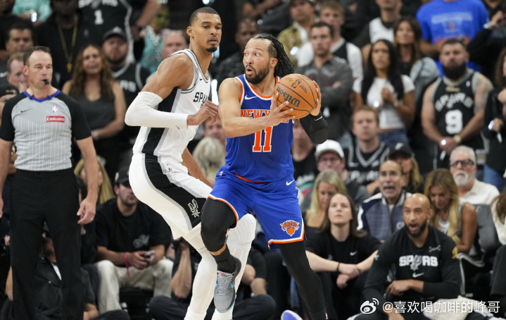 NBA总决赛G3，马刺半场57-64落后于尼克斯。上半场文班压着布伦森后脑勺一掌