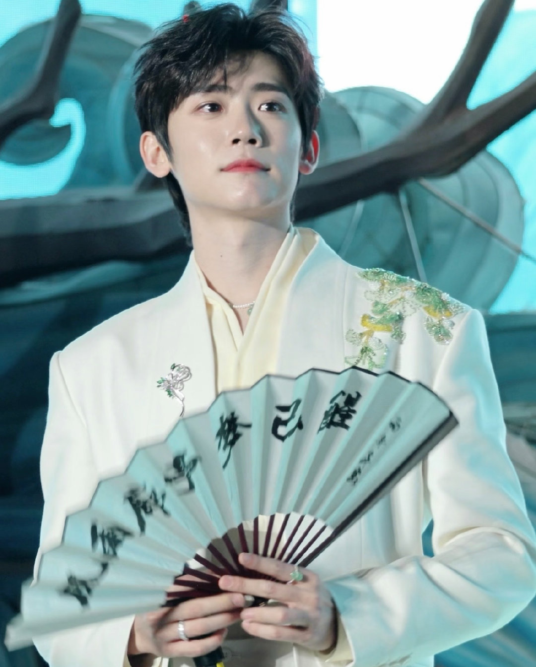 李卿舞扇子好有韵味李卿轻执折扇，氛围感缓缓铺开。熟悉的身姿瞬间让人梦回《逐玉》公