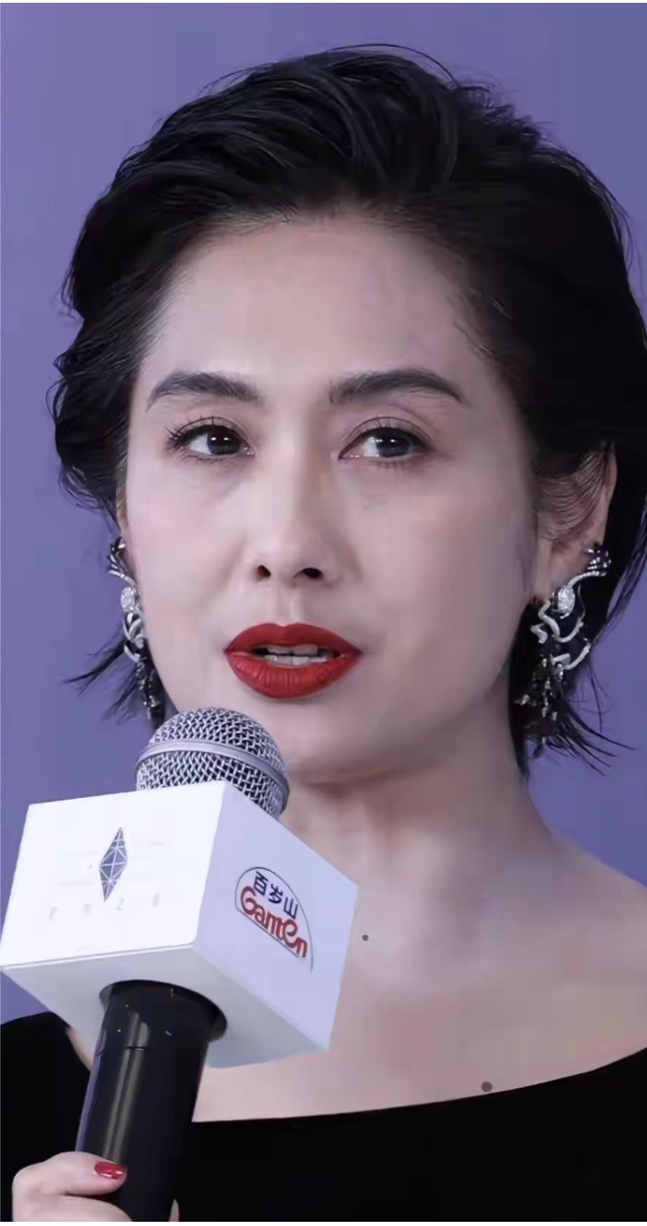 54岁的朱茵也老了，原来的紫霞仙子也抗住岁月蹉跎。年轻时的朱茵是多么漂亮，是多少