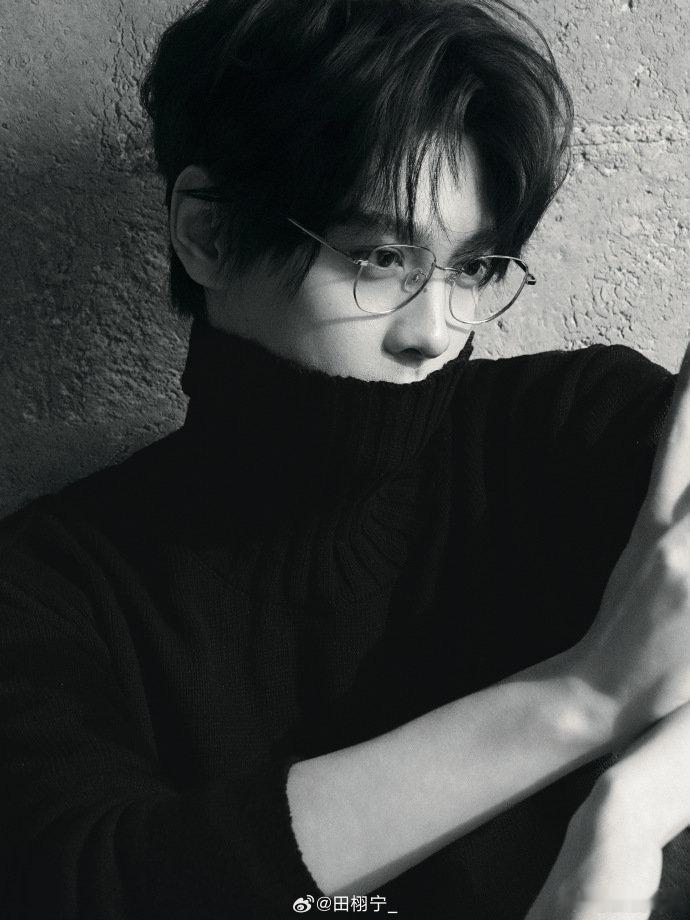 田栩宁腊八节晒4宫格照我宣布，腊八节最香的不是腊八粥，是田栩宁的四宫格帅照！田栩