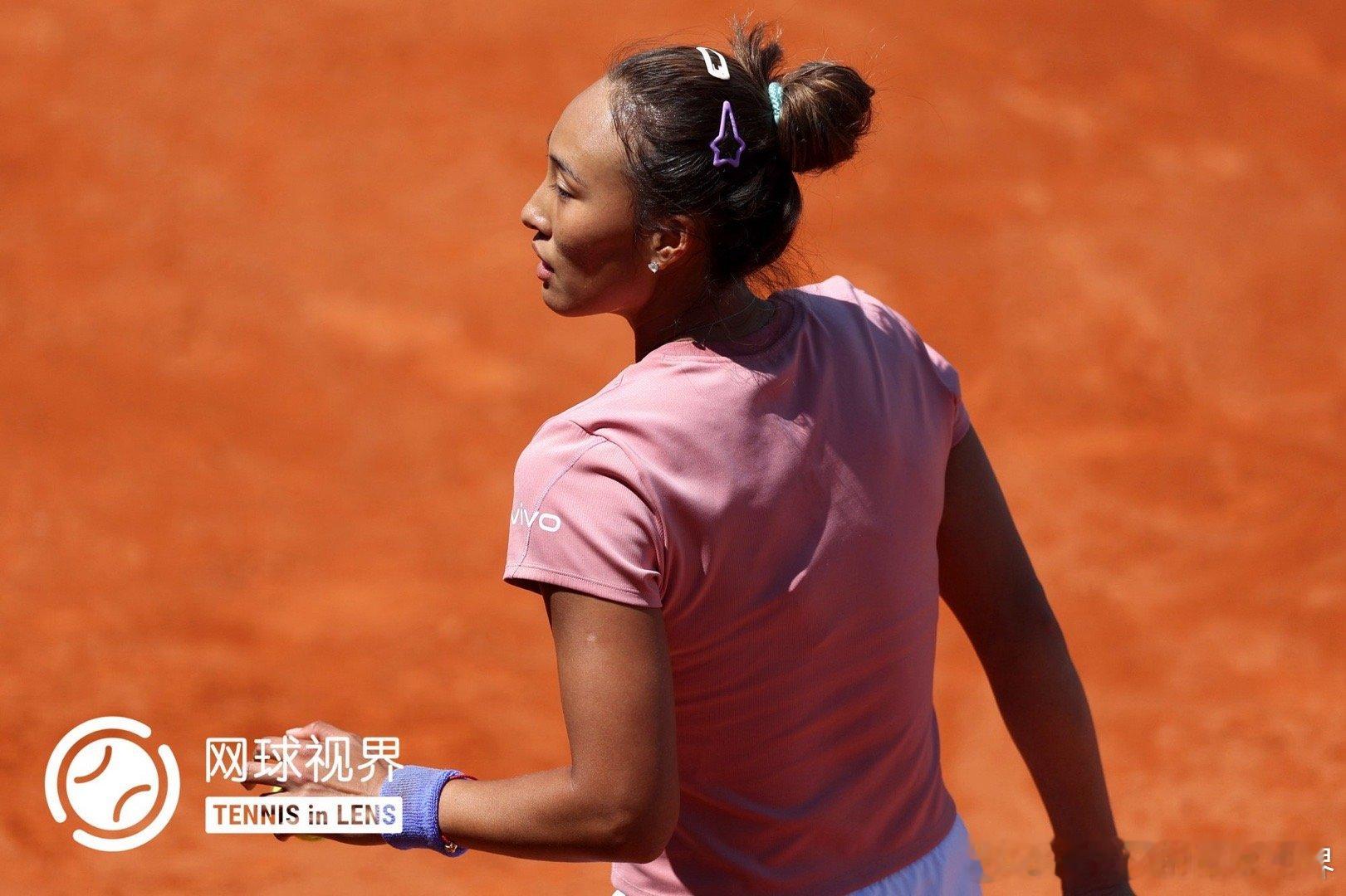 郑钦文将在明天中央球场第一场比赛对阵肯宁。当地时间11点，北京时间17点，时间对