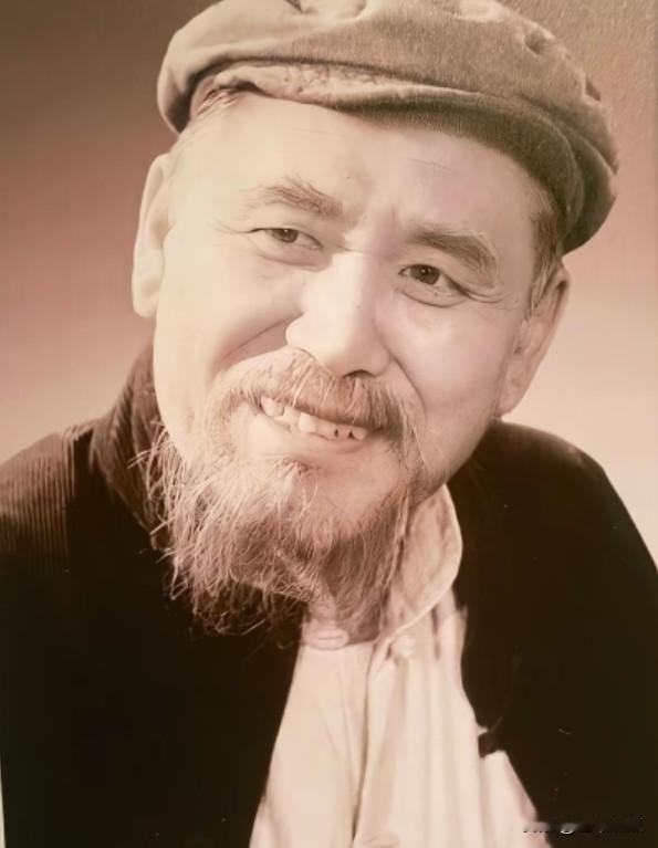 他是长影的知名老戏骨，这张定妆照拍摄于1975年，彼时他正在影片《山村新人》中饰