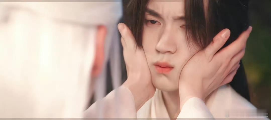 周翊然 男狐狸周栩然装柔弱、自己下毒、跳湖秀身材，还会对情敌毒舌对女主示弱。这心