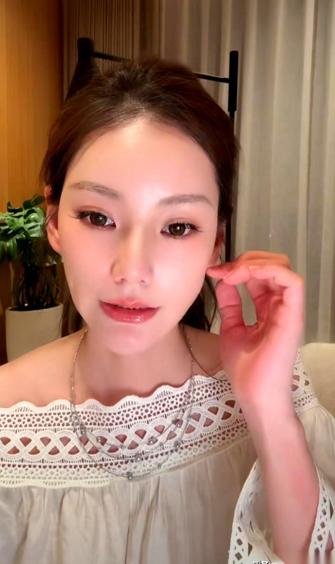 不得不说，汪家新来的这位，段位是真的高。
直播里轻描淡写几句话，就把一盘复杂的棋