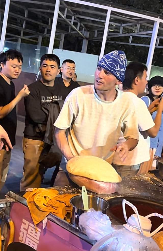 西安那个卖馕的“阿达西”回应了：别把我当网红，我就想好好打馕