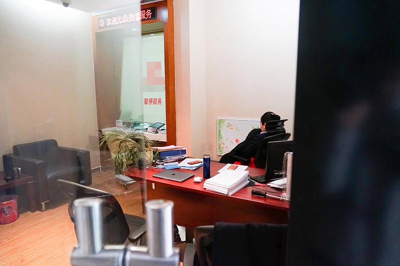 银行午休该不该保留 银行午休该不该保留，这还挺让人纠结。从银行员工角度，保留午休