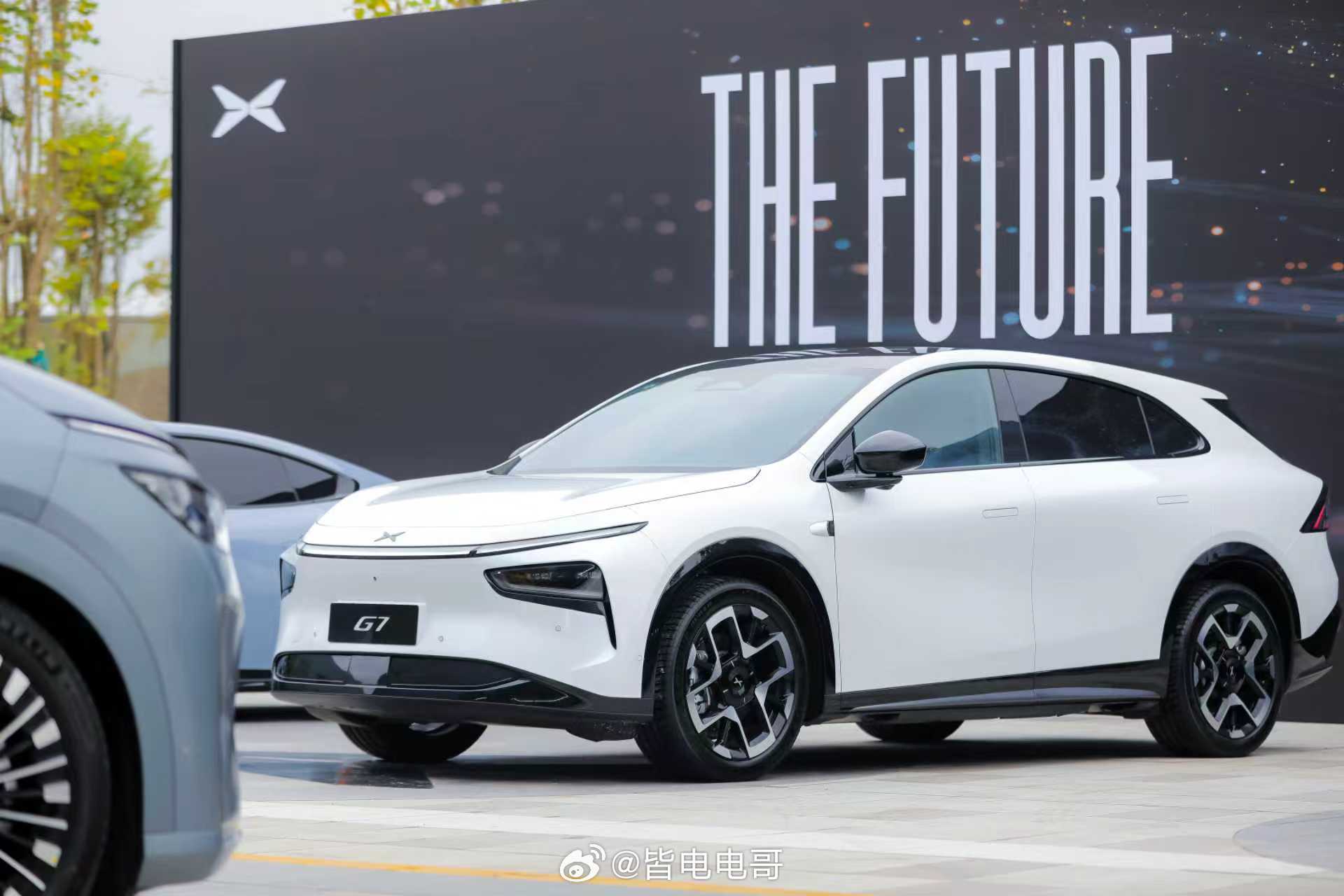 小鹏汽车 今天14:00，THE FUTURE 场外已经是准备好了全车系列阵，静