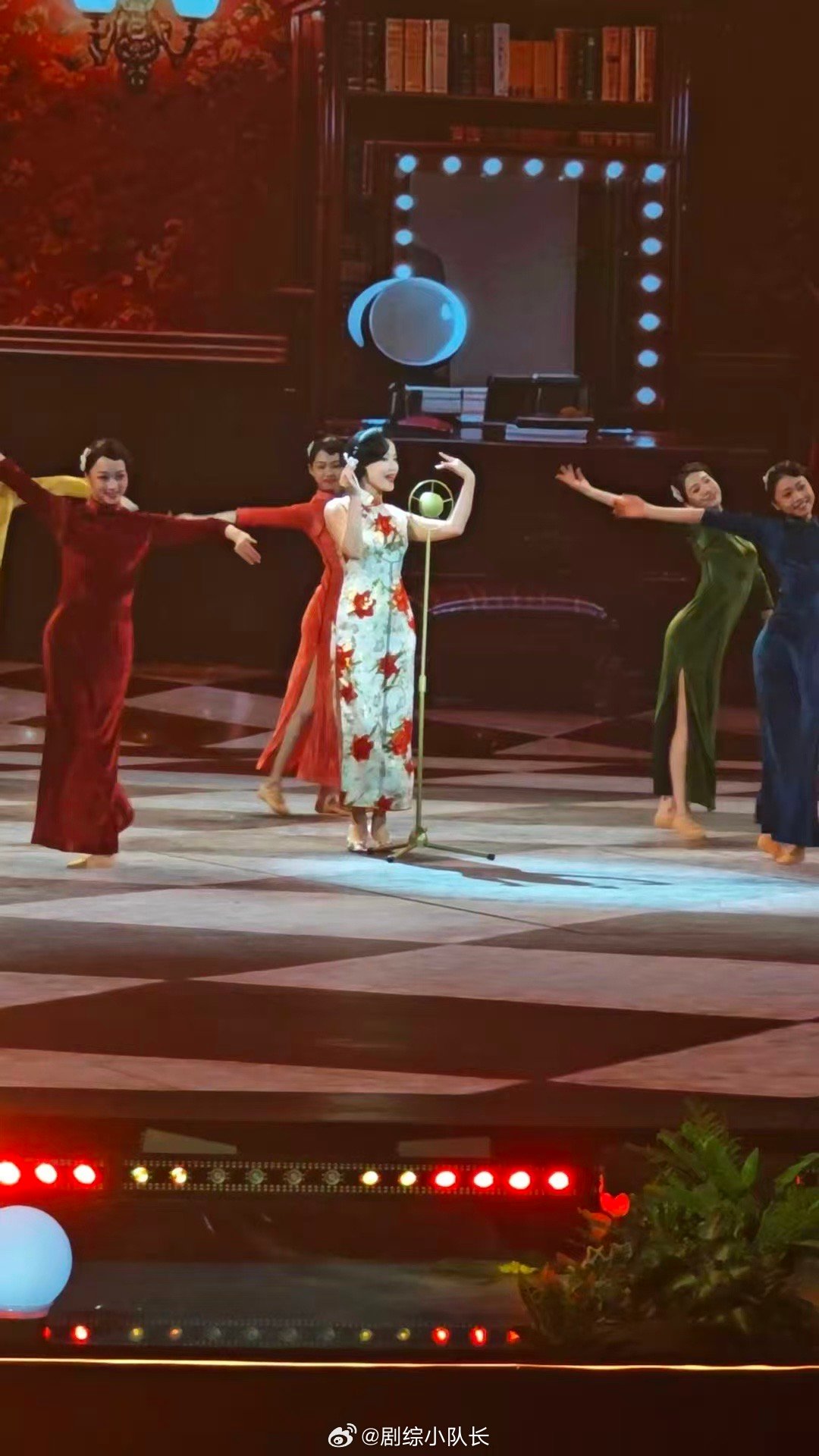 黄龄央视晚会路透带了3套造型  三套造型，三重惊喜！黄龄在央视舞台把“非遗”唱成