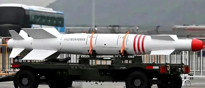 云箭-1000是中国自主研发的1000公斤级重型钻地制导炸弹，主打对地下加固目标