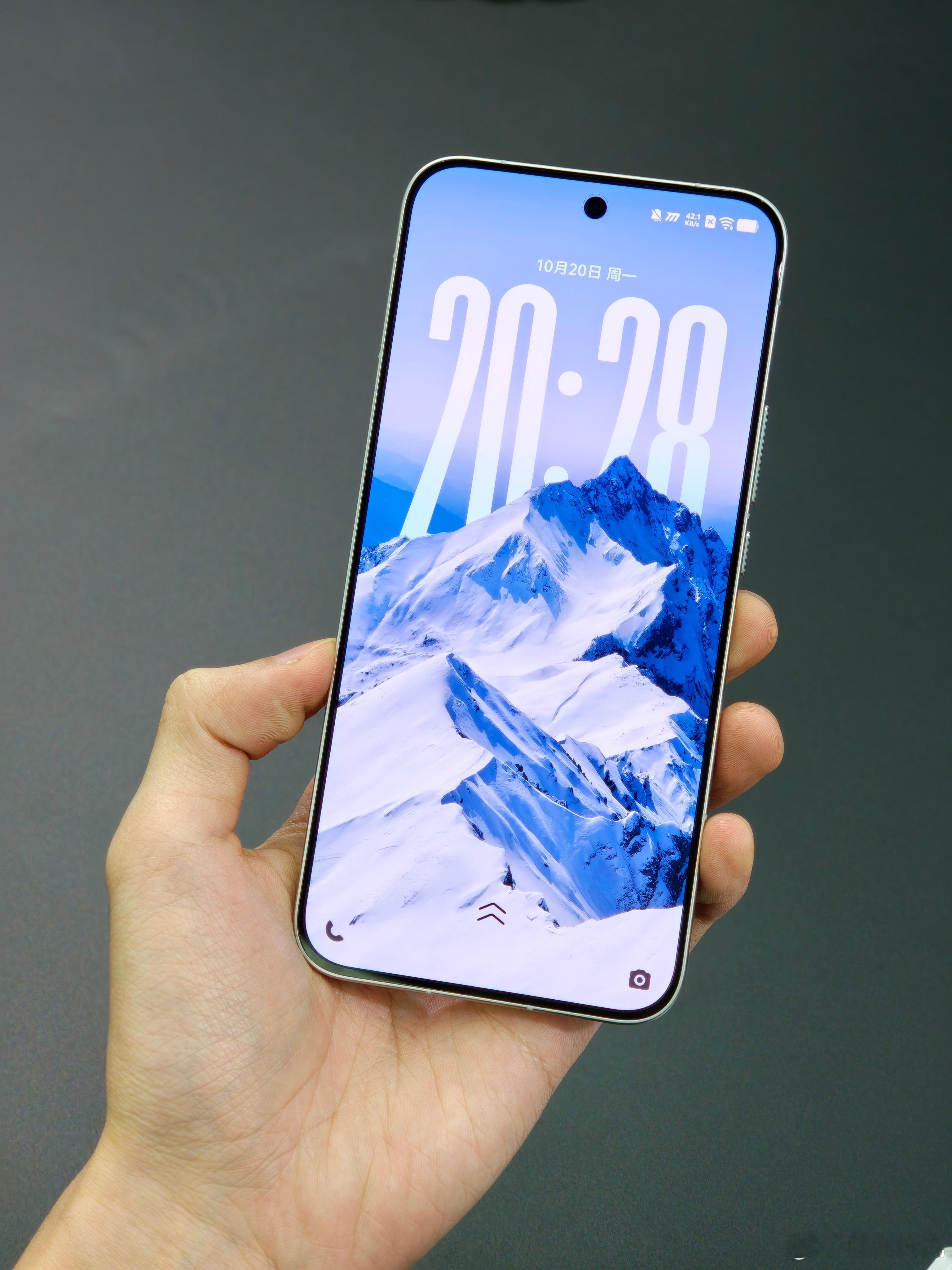 来看看iQOO 15真机吧，有一说一，屏幕确实很通透。 ​​​