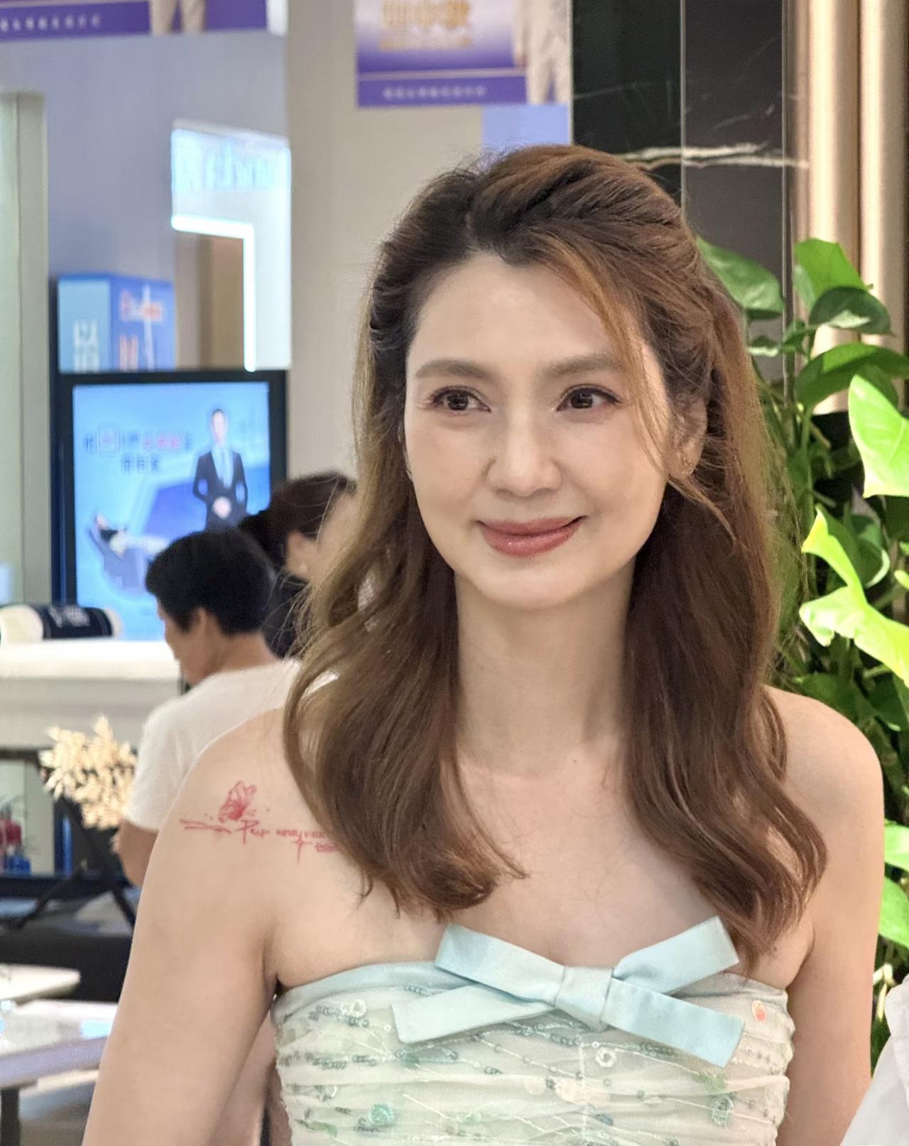 大美女洪欣身上真的有一种经济上行的美，笑脸盈盈富态柔和。
54岁的她因为脸圆，总