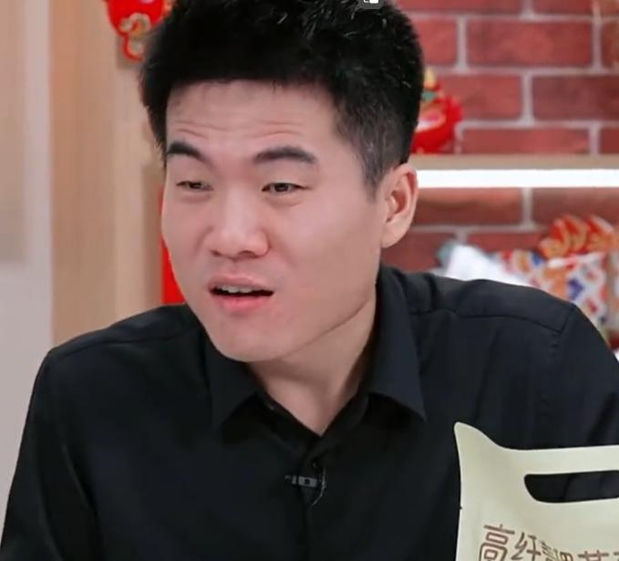 笑死了，近日，董宇辉在直播时，精彩的演绎了什么叫做过年，“大年三十做了一大桌好菜