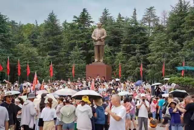 中国人民心中的伟人，是那个为国家富强、民族振兴、人民幸福、将自己的一生都献给了党