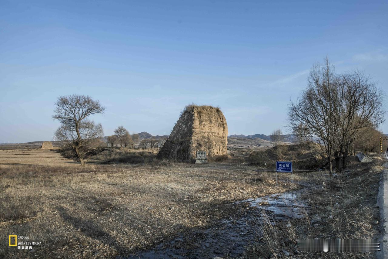 残垣立旷野，朔风刻流年，明长城的土夯烽火台，还守着塞北的旧时光。

原创作品.禁
