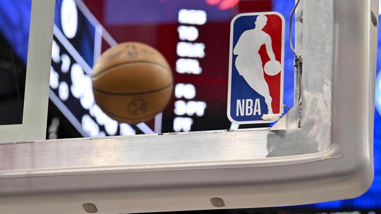 据知情人士透露，NBA预计本赛季总收入将达到143亿美元，比上赛季的127.5亿