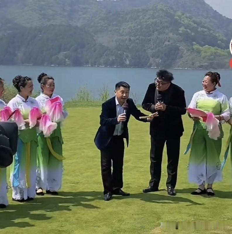 瞧瞧郭德纲原大弟子何云伟算不算带艺投师？前恩师跌了跟头暂歇之时，他在某地，说不清