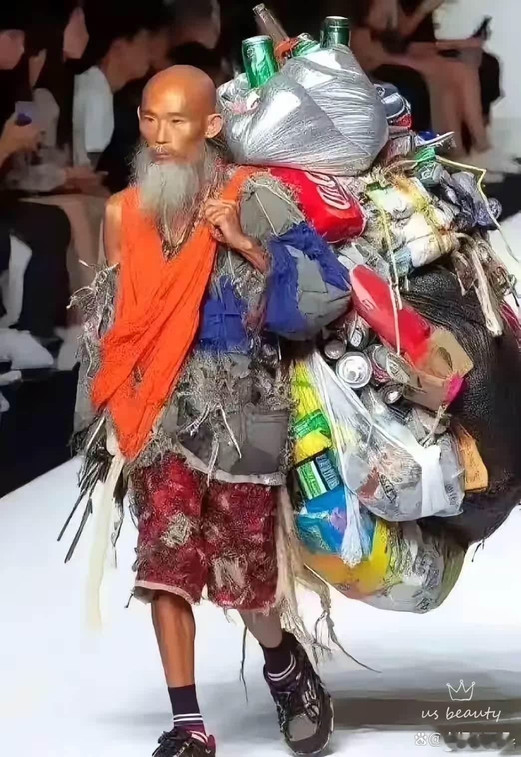 以为是捡破烂的，没想到是巴黎世家的梯台秀，东方面孔，穿的像古代放羊的人，大脑袋，