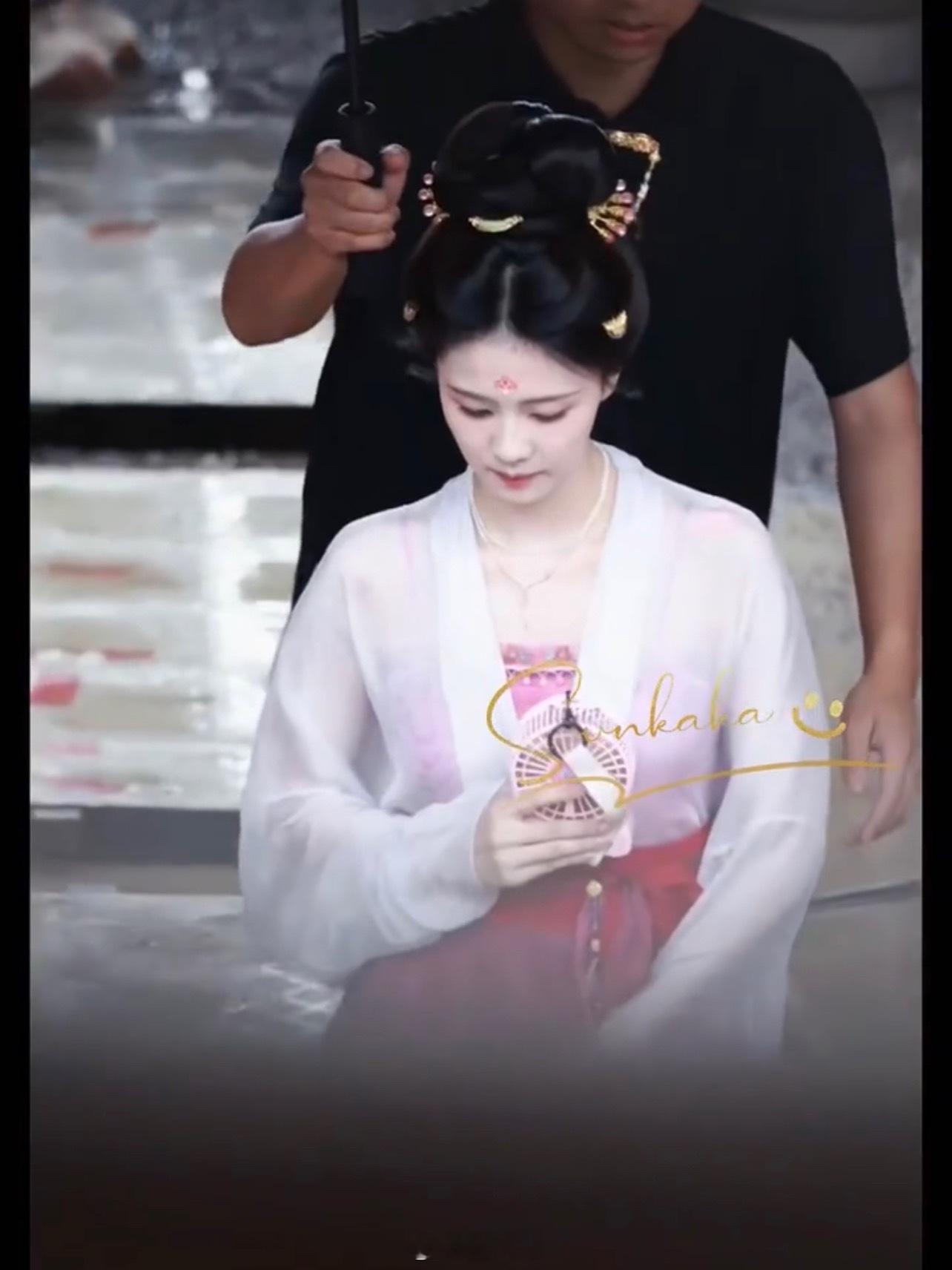 白鹿叶璃桃花妆造路透白鹿在电视剧《莫离》的新路透来了，桃花妆看起来端庄又大方，粉