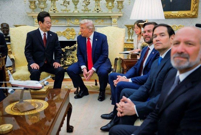 【特朗普称不介意重谈韩国贸易协议】当地时间8月25日，美国总统特朗普与韩国总统李