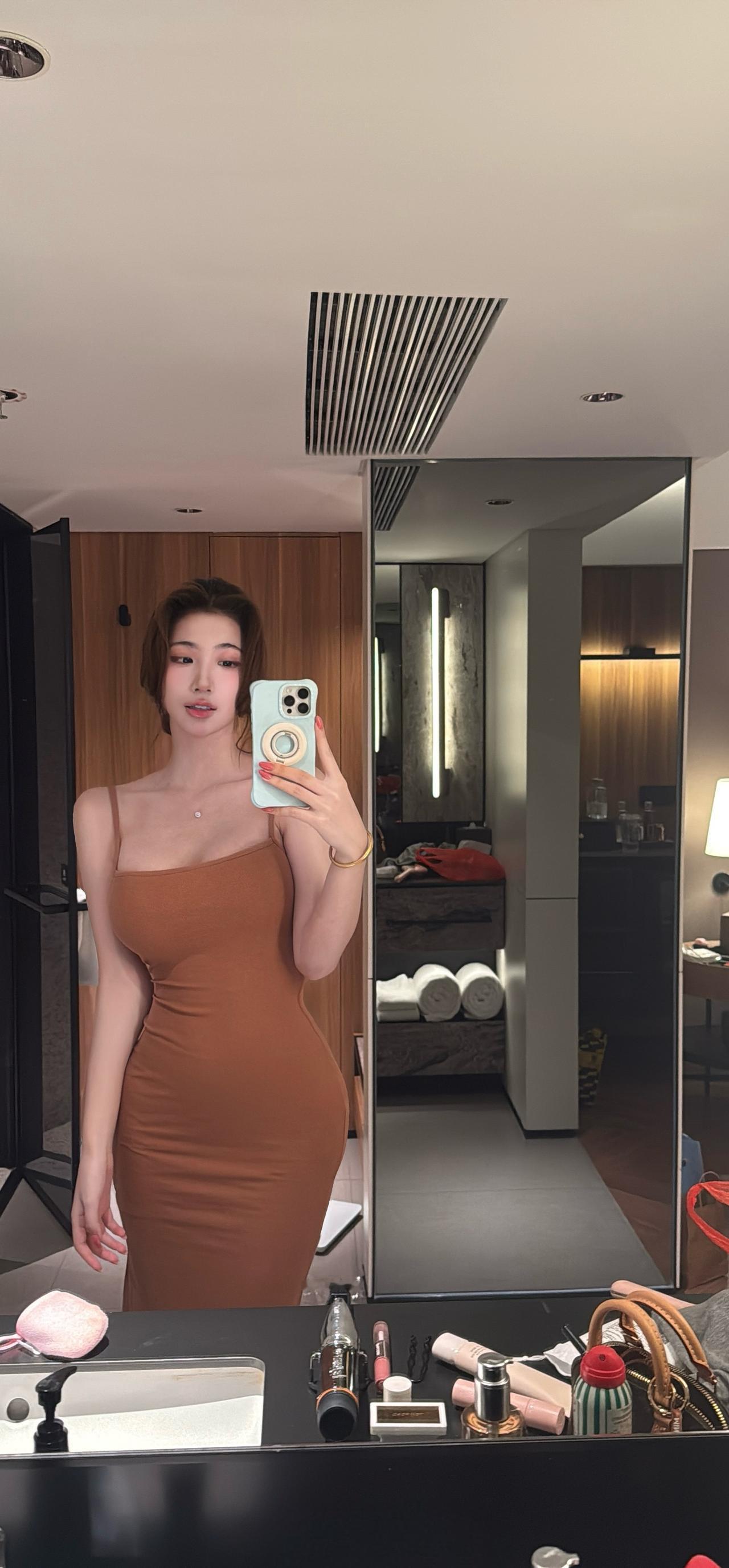 化妆间的自拍🤳，焦糖色的裙装，是很治愈的颜色，让人感觉舒适💃🏻。自拍 焦糖