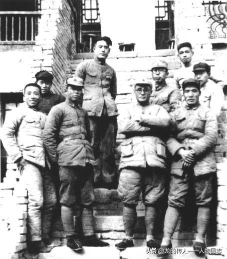 1937年3月，援西军参谋长李达(前右一)与援西军司令员刘伯承(前右二)、政委张