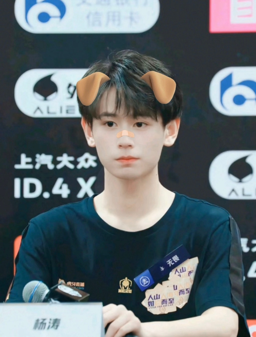 我就这样萌萌的看着你 