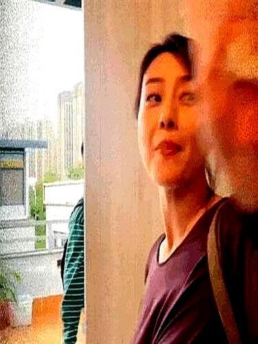 46岁高圆圆去戛纳，外媒镜头怼脸拍，细纹一条不落，可她照样把人看呆。宝蓝鱼尾裙一