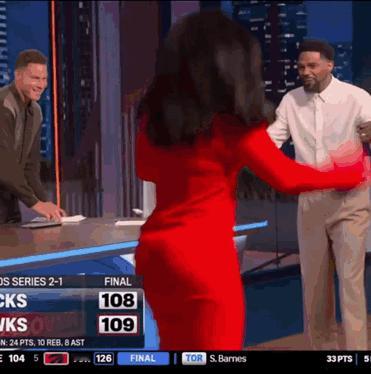 泰勒-布鲁克斯的反应太大了吧！一蹦三跳地找几个名宿击掌🙌
我看到了哈斯勒姆，格