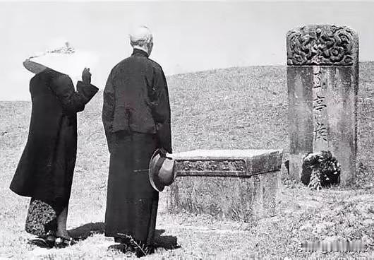 虽然没有看到他们的正面，但是对他们了解的人，一眼也能看出他们是谁，据说这是他们在