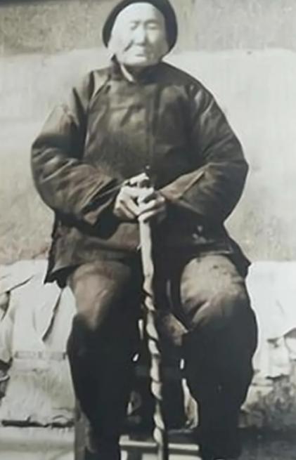 1941年，一位老妇人请“汉奸”侄子吃饭，突然压低声音道“孩子，给我弄300发子