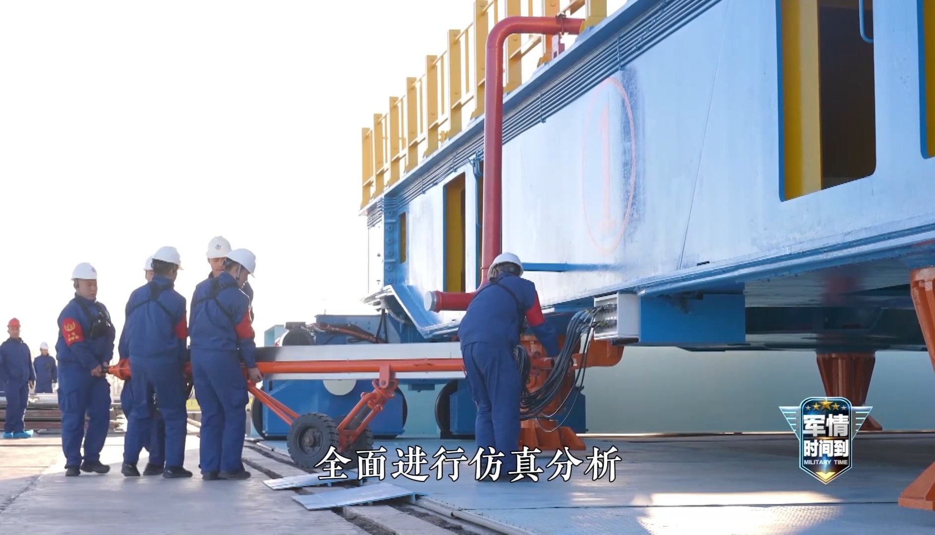 央视最新的画面；长征二号F火箭1号和2号活动发射平台，还有一枚长征二号F火箭，没