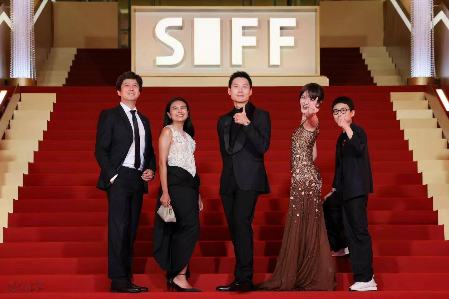 文淇亮相燃烧吧爸爸上海首映 别人做评委是打分，文淇做评委是带飞。这场活动的评委要