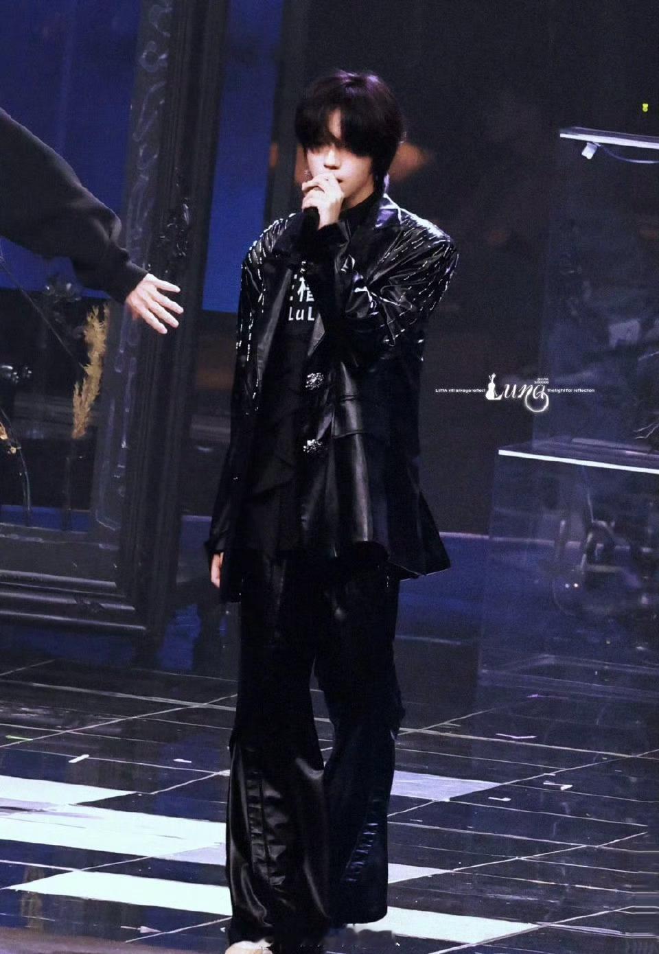 王橹杰皮衣彩排 荣耀之战路透生图，王橹杰一身皮衣🖤 少年酷感拉满，帅到心巴上了