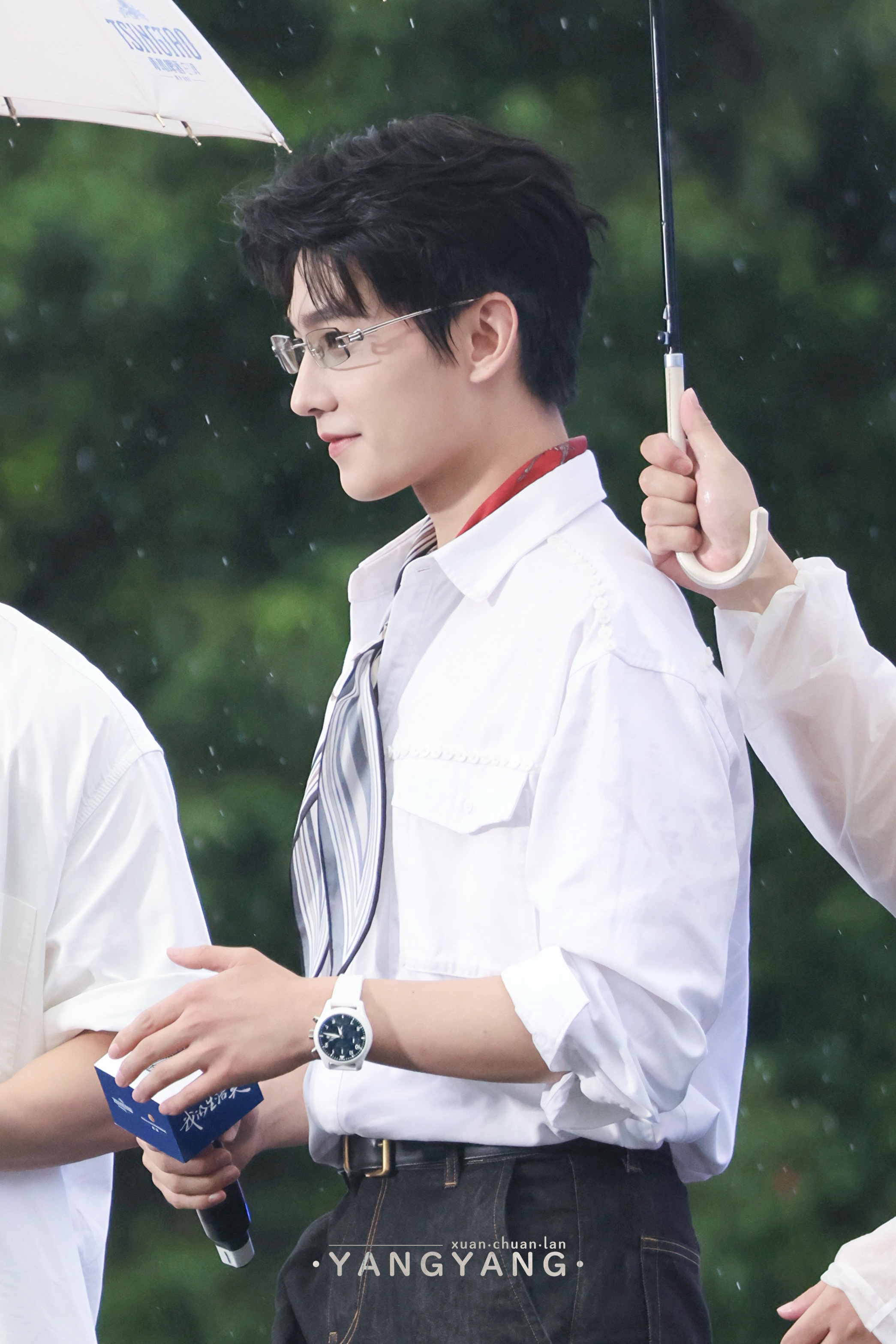 📸 ✨🔹𝓨𝓸𝓾𝓷𝓰光前线🔹✨ 📸雨水落在肩头，心动落在你眼眸。