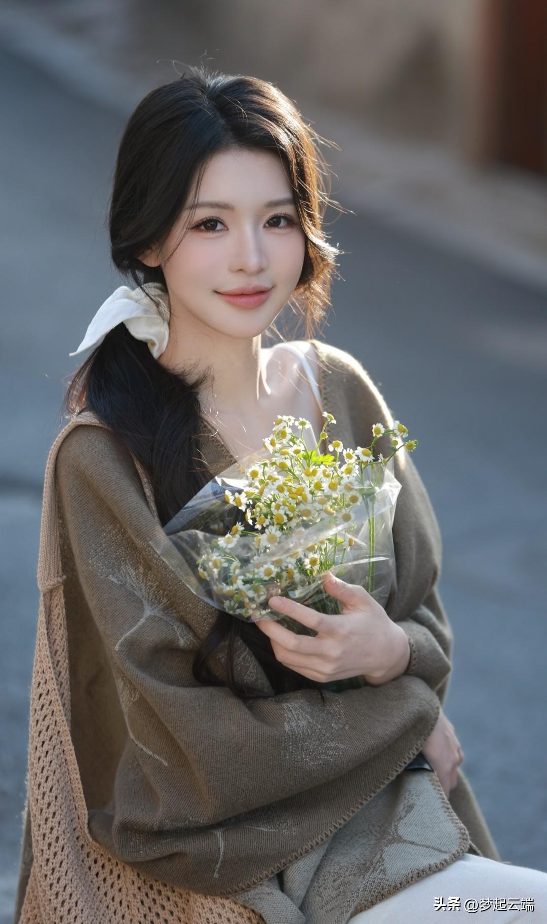 温柔微笑，手捧雏菊，岁月静好。