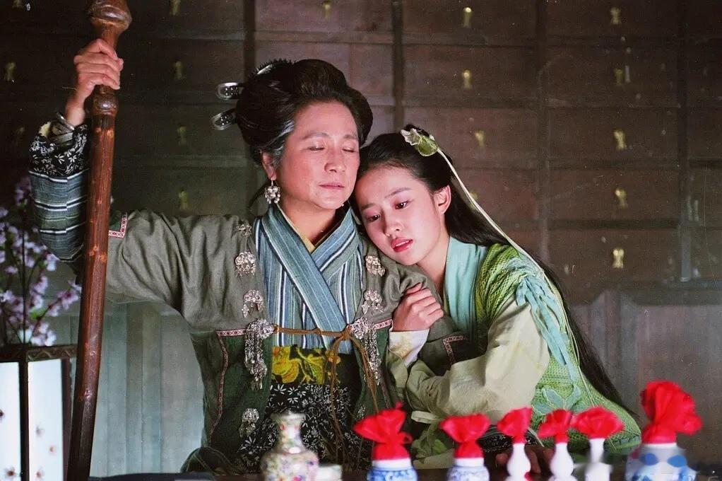 #娱乐[超话]##灵儿姥姥#真的不敢相信，灵儿姥姥郑佩佩去世了，好难过！姥姥走好