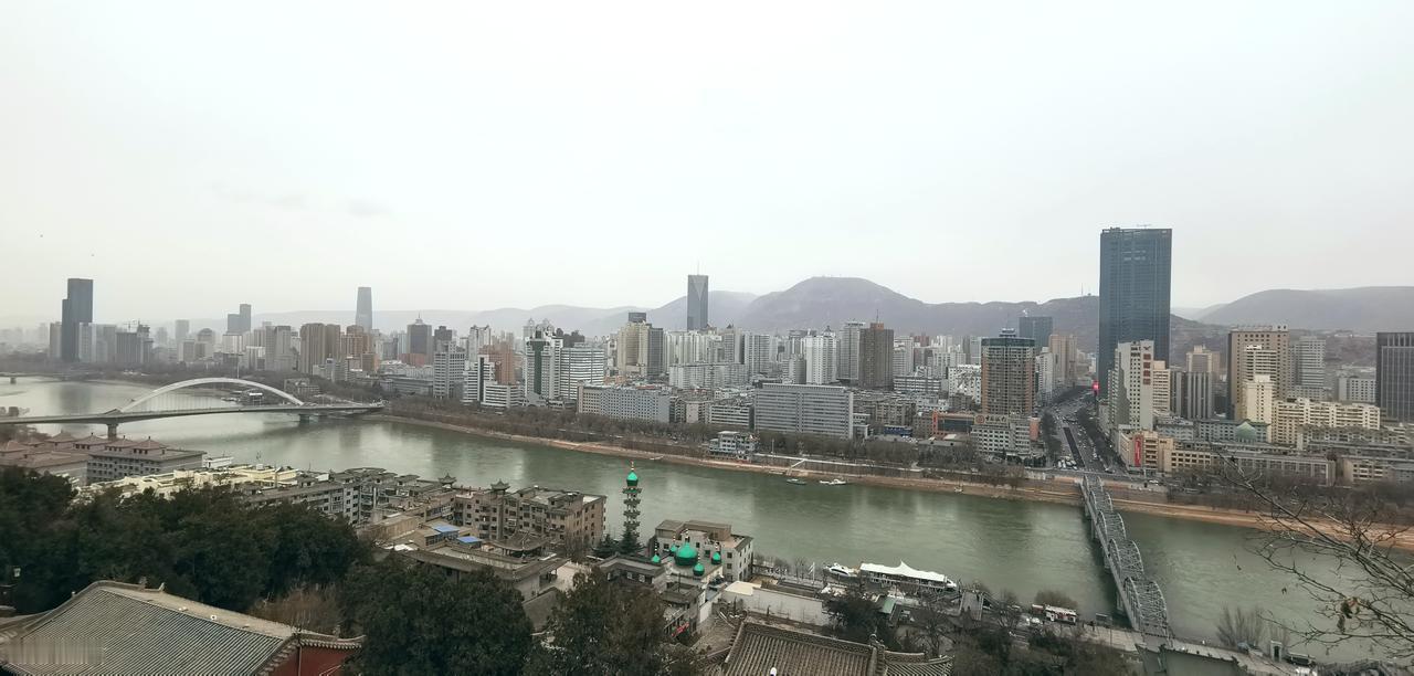 兰州正在被一些人称为“过境城市”：表面交通枢纽繁忙，但更像中转站而非真正的目的地