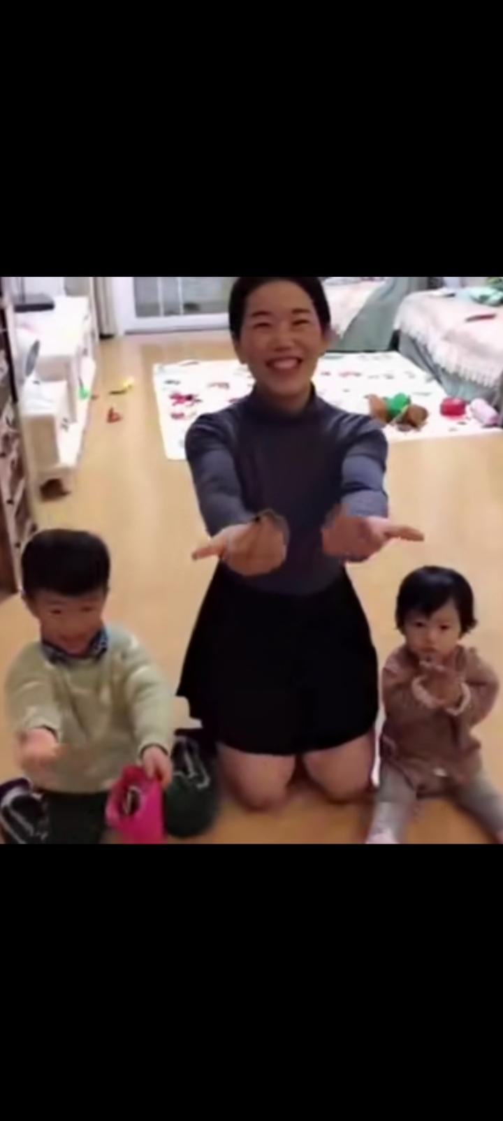 真不是为了钱，老婆跪迎丈夫回家。
尽管是个段子，
可是别出心裁的我爱我家，令人忍