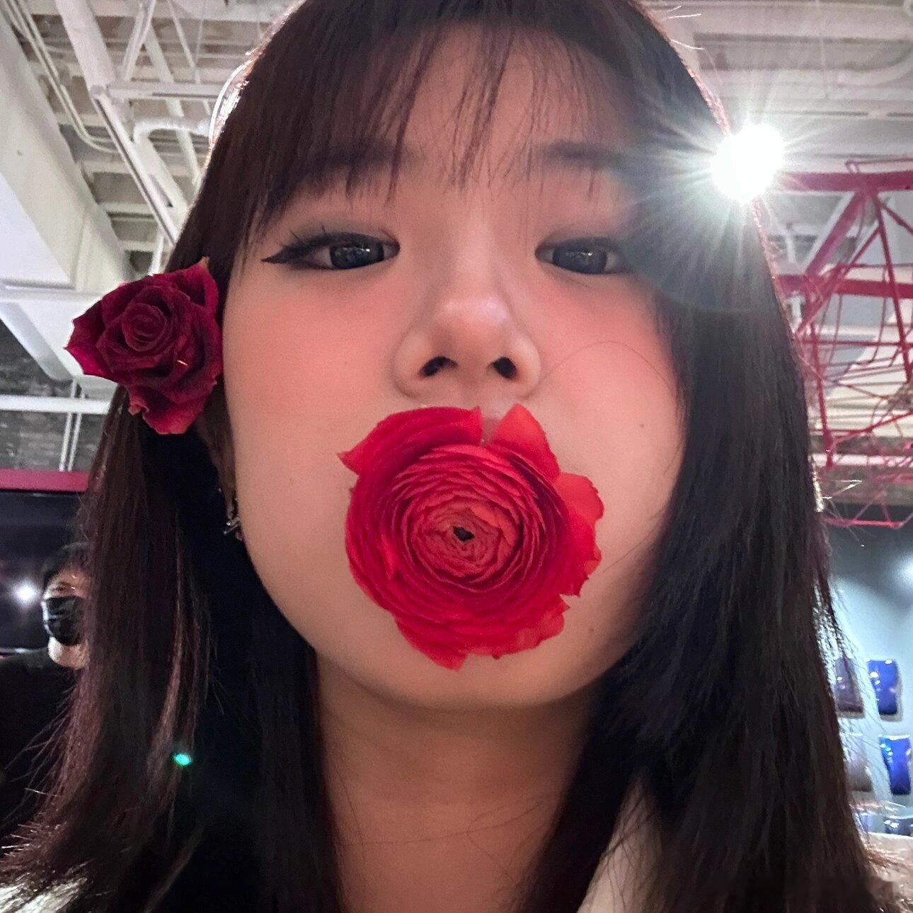 贾静雯女儿梧桐妹颜值，梧桐妹晒日常美照，五官精致有遗传到妈妈的高颜值。网友：摘掉