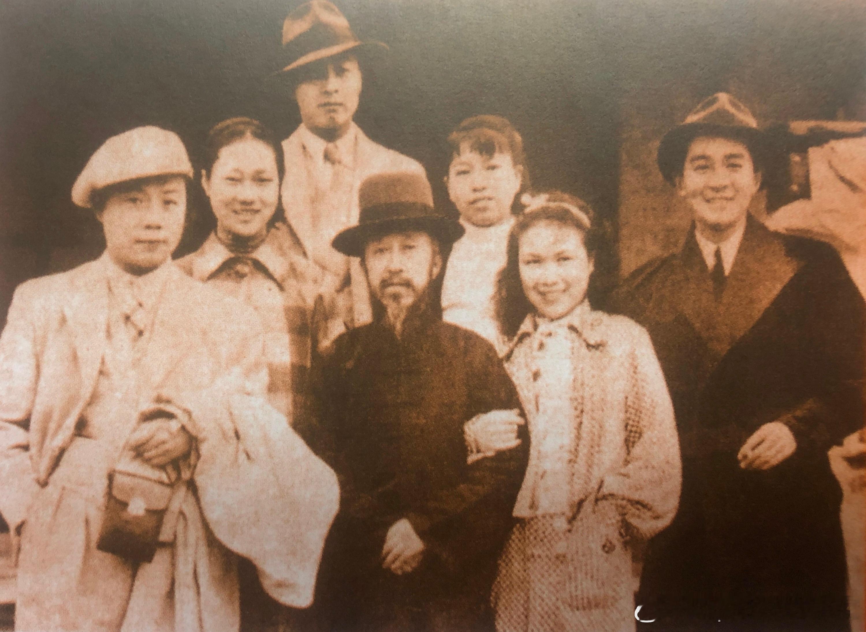 1936年4月25日赵丹与叶露茜、唐纳与蓝萍、顾而已与叶小娟三队新人在杭州六和塔